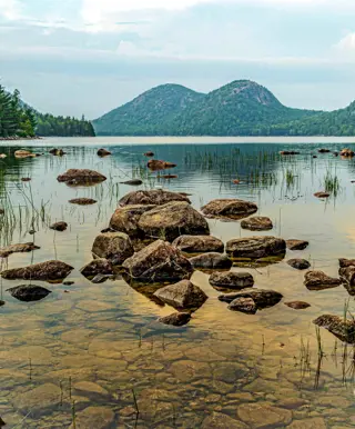 Beobachte den warmen Sonnenuntergang vom Cadillac Mountain